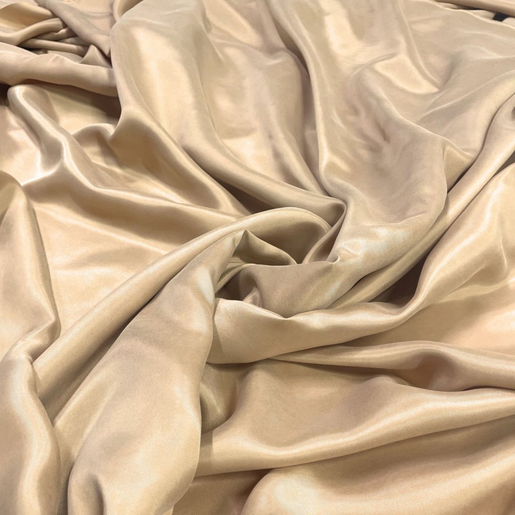 Мокрый шелк песочного оттенка